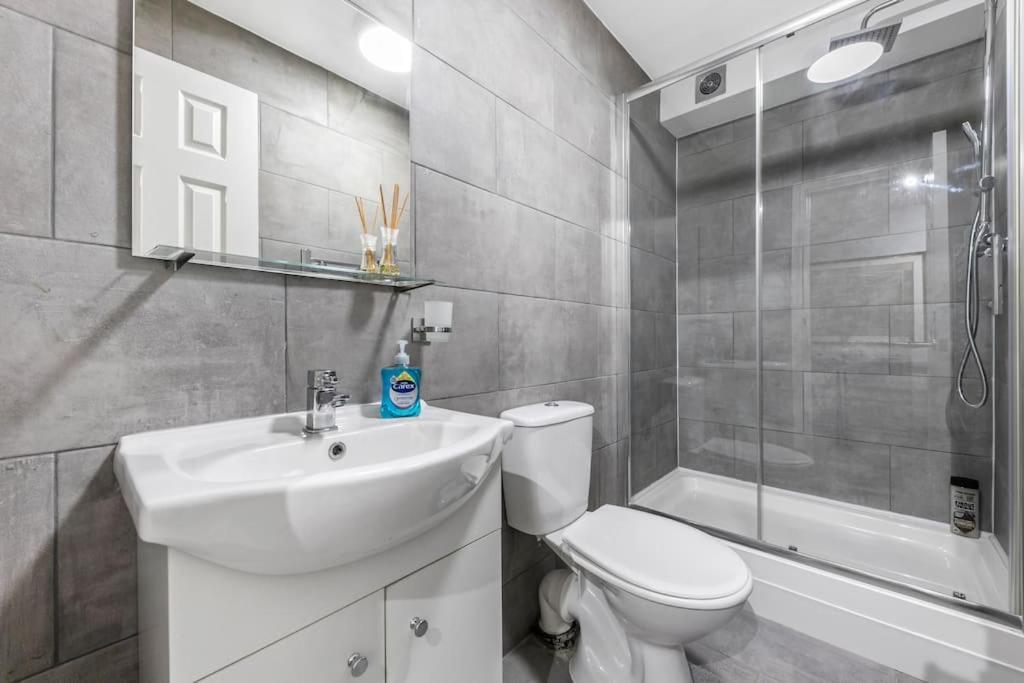 Holiday Home 2Br L 2Ba With Patio-Sleep 6 Londres Exterior foto